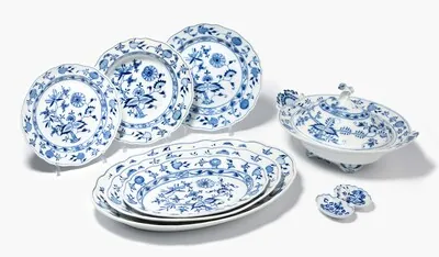 Schuler Auktionen AG - Meissen, Tafelserviceteile "Zwiebelmuster"