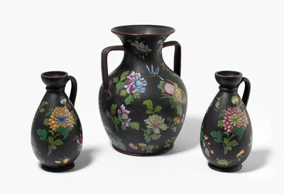 Schuler Auktionen AG - Wedgwood, 1 Doppelhenkelvase und 2 Henkelvasen 