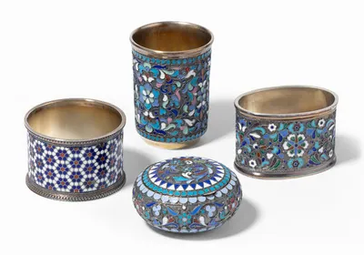 Schuler Auktionen AG - Lot: Becher, Dose & 2 Serviettenringe, Moskau 1891–1917