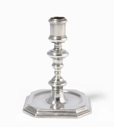 Schuler Auktionen AG - Kleiner Kerzenstock, Genf um 1700 