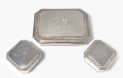 Schuler Auktionen AG - Set: 3 Dosen, London 1694