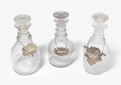Schuler Auktionen AG - Lot: 3 Decanter mit Hängeetiketten, London 19.Jh.