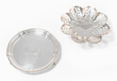Schuler Auktionen AG - Lot: Kleiner Salver & Biskuitschale, England 20.Jh. 