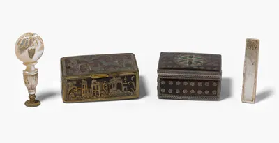 Schuler Auktionen AG - Lot: 2 Tabatièren, Petschaft & Dose, 19./20.Jh.