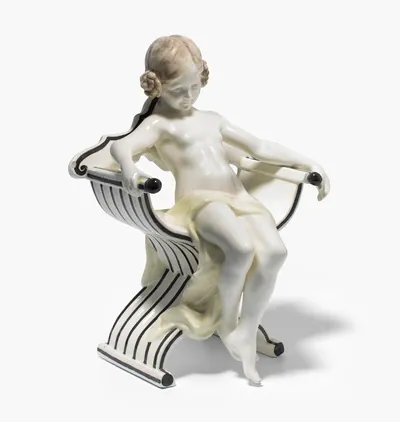 Schuler Auktionen AG - Friedrich Goldscheider Wien, Figur "Sitzendes Mädchen auf Scherenstuhl"