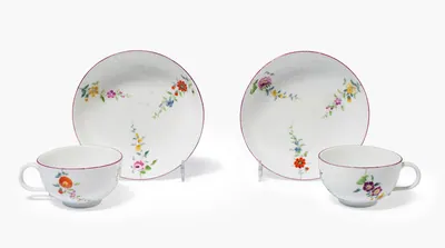 Schuler Auktionen AG - Meissen, 1 Paar Tassen mit Untertassen