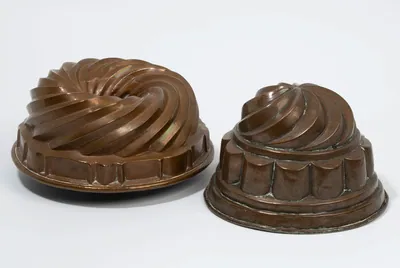 Schuler Auktionen AG - Lot: 1 Back- und 1 Kaltform