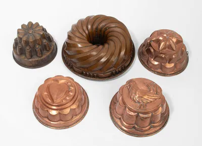 Schuler Auktionen AG - Lot: 1 Back- und 4 Kaltformen