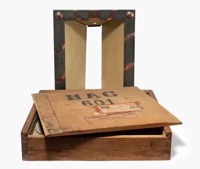 Schuler Auktionen AG - Werbekasten mit 2 Glasplakaten "Café Hag"