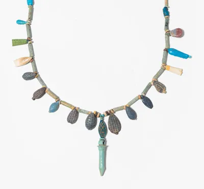 Schuler Auktionen AG - Fayence-Kette mit Amuletten