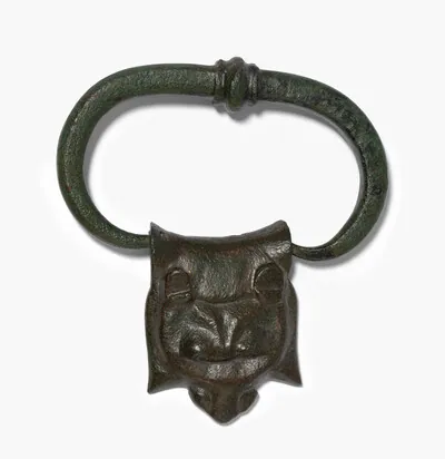 Schuler Auktionen AG - Ring-Griff Attache in Form eines Löwen