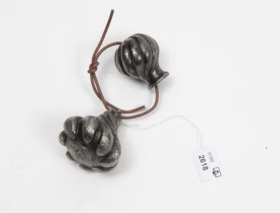 Schuler Auktionen AG - Lot: 2 Schwertknäufe