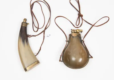 Schuler Auktionen AG - Lot: 2 Jagd-Pulverflaschen