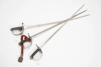 Schuler Auktionen AG - Lot: 2 Offiziersdegen & 1 Offizierssäbel, ohne Scheiden