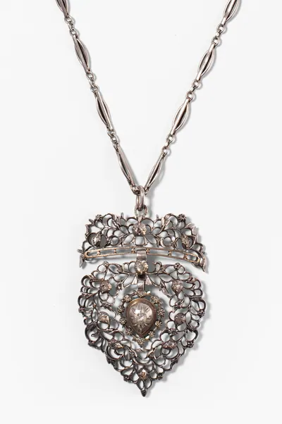 Schuler Auktionen AG - Antiker Anhänger und Silberkette