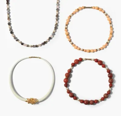 Schuler Auktionen AG - Lot: Vier Farbstein-Korallen-Colliers