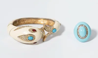 Schuler Auktionen AG - Ciner, Armreif, sowie Weiss, Brosche und Ring