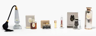 Schuler Auktionen AG - Christian Dior, 5 Parfumflakons, Lippenstifthalter und 1 Spray "Miss Dior", "Diorama", "Diorling" und "Diorissimo"