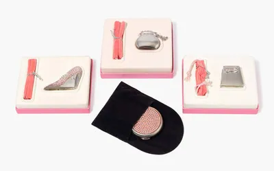 Schuler Auktionen AG - Estée Lauder, 3 Parfumflakons aus der Serie "Pleasures". "Kelly Bag", "Precious Pouch", "Glass Slipper". 1 Puderetui "Silvercloud"