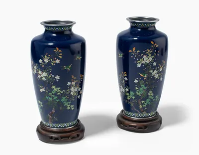 Schuler Auktionen AG - 1 Paar Email Cloisonné-Vasen