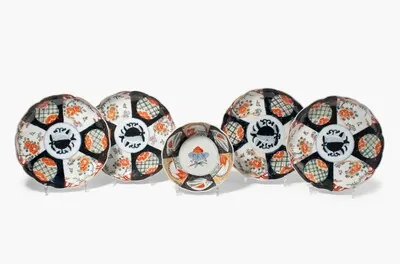 Schuler Auktionen AG - Lot: 9 Imari-Teller und 1 Bol