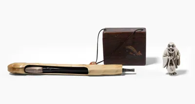 Schuler Auktionen AG - Lot: Kiseru mit Kiseruzutsu, Tonkotsu und Netsuke