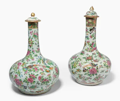 Schuler Auktionen AG - Ein Paar Langhalsvasen