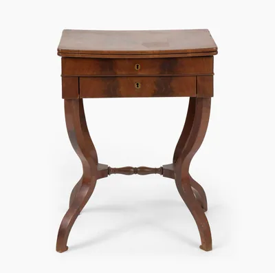 Schuler Auktionen AG - Nähtischchen