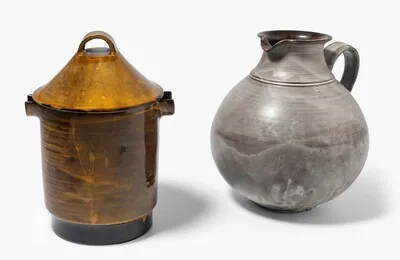 Schuler Auktionen AG - Jakob Gelzer, Deckelterrine und Henkelvase Schweiz, um 1970. Keramik mit weisser, brauner und gelber Glasur. Höhe 26.5cm bzw. 27 cm. Im Stand geritzt mit stilisiertem Vogel.