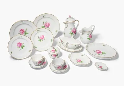 Schuler Auktionen AG - Meissen, Kaffee- und Tafelserviceteile "Rote Rose"
