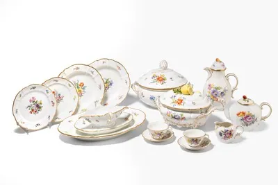 Schuler Auktionen AG - Nymphenburg, Tafel-/ und Kaffee-/Teeserviceteile