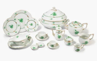 Schuler Auktionen AG - Herend, umfangreiches Tafel- und Tee-/Kaffeeservice "Apponyi in Grün"