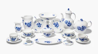 Schuler Auktionen AG - Royal Copenhagen, Tee- und Kaffeeservice "Blaue Blume"