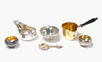 Schuler Auktionen AG - Lot: 1 Saucenpfännchen, 1 Saucière & 3 Salièren 
