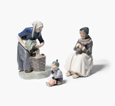 Schuler Auktionen AG - Royal Copenhagen, 3 Figuren "Mädchen mit Kartoffeln", "Amagermädchen" und "Grönlandmädchen"