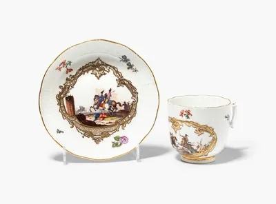 Schuler Auktionen AG - Meissen, Tasse und Untertasse mit Bataillenmalerei