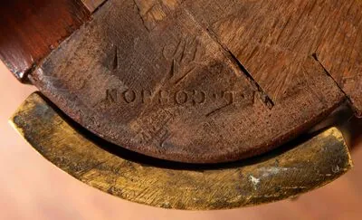 Schuler Auktionen AG - Feine Satinholz-Kommode, Transition, Paris, um 1770, signiert J.-L. Cosson und mit Pariser Innungsstempel