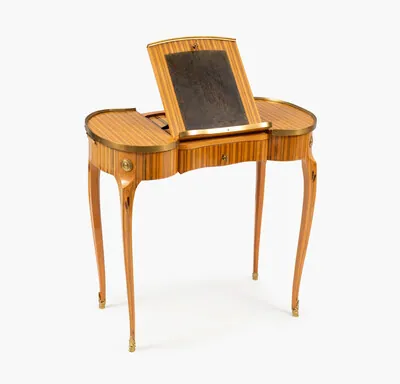 Schuler Auktionen AG - Seltenes Schreib- und Lesetischchen, Louis XV, Frankreich, um 1770