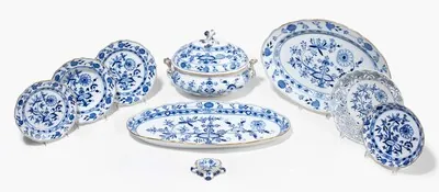 Schuler Auktionen AG - Meissen, Tafelserviceteile "Zwiebelmuster mit Goldrand"