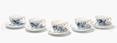 Schuler Auktionen AG - Meissen, 9 Kaffeetassen mit Untertassen "Blaue Blume mit Goldrand"