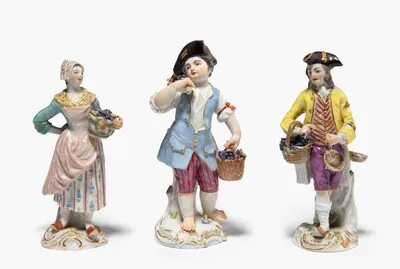 Schuler Auktionen AG - Meissen, 3 Figuren, Gärtnerkind und 1 Paar "Pariser Ausrufer" 