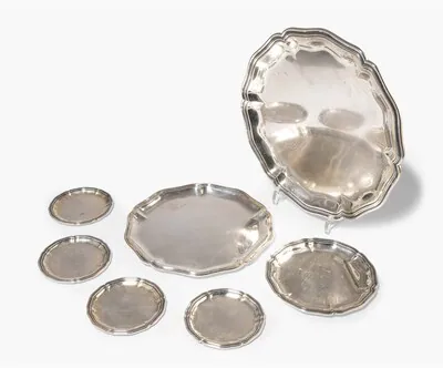 Schuler Auktionen AG - Lot: 2 Platten, 4 Glas- und 1 Flaschenuntersetzer, Schweiz 20. Jh. 